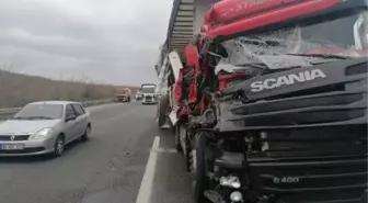 SİLİVRİ'DE TIR'LA TEMİZLİK ARACI ÇARPIŞTI