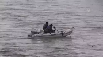 Karasu Nehri'ne düşen lise öğrencisini arama çalışmaları sürüyor