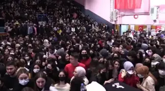 Ordu'da Pinhani rüzgarı... Salonlara sığmayan konserde binlerce kışı dışarda kaldı