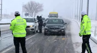 Aksaray - Konya yolu kar yağışı tipi ve buzlanma nedeniyle trafiğe kapatıldı