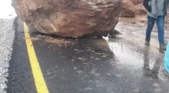 BAHÇESARAY'DA HEYELAN; DÜŞEN KAYALAR YOLU KAPATTI