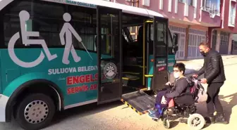 Bu belediye minibüsü sadece engelli öğrencileri taşıyor