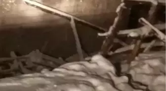Burdur'da karın ağırlığına dayanamayan ahırın çatısı çöktü