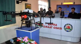 Çiftçilere dron ile ilaçlama anlatıldı