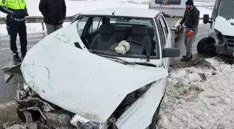 Çorum'da minibüs ile otomobilin çarpıştığı kazada 3 kişi yaralandı