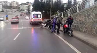 Islak zeminde kayan motosikletin sürücüsü yaralandı