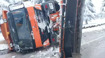 Isparta'da devrilen kar küreme aracındaki 2 kişi yaralandı