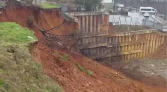 İstinat duvarının çökmesi sonucu toprak kayması meydana geldi