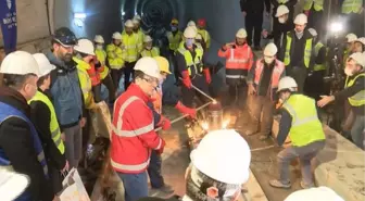 KABATAŞ-MECİDİYEKÖY-MAHMUTBEY METRO HATTINDAKİ SON RAYLARIN KAYNATMA İŞLEMİ YAPILDI