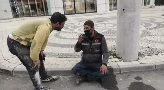Kağıt toplayıcısını, hastaneye ulaştırmak için dakikalarca ikna etmeye çalıştı