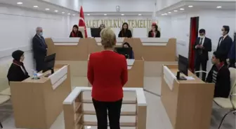 Kariyer fuarına kurulan mahkeme salonunda duruşma deneyimi