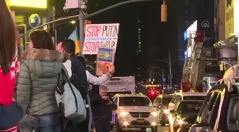New York'un Times Meydanı'nda Rusya'nın Ukrayna saldırısı protesto edildi