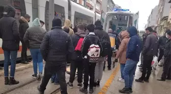 Eskişehir'de tramvayın çarptığı kadın yaralandı
