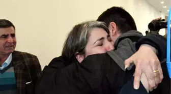 Ukrayna'dan tahliye edilen oğullarını gözyaşlarıyla karşıladılar