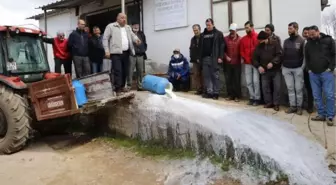 Üreticiler, düşük fiyat veren mandıracılara kızıp sütleri yere döktü