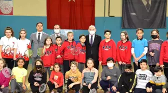Vali Karadeniz milli sporcularla badminton oynadı