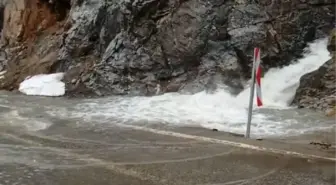YAĞMURLA BİRLİKTE YÜKSEK KESİMLERDEKİ KARLAR ERİYİNCE KARA YOLU GÖLE DÖNDÜ