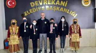 Yarışmalarda dereceye giren öğrenciler, Başkan Altıkulaç'ı ziyaret etti