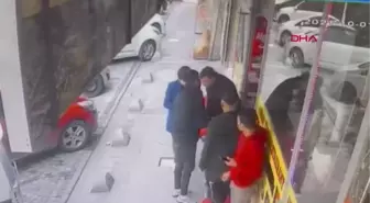 ZEYTİNBURNU'NDA AFGAN UYRUKLU KİŞİNİN VATANDAŞINA SİLAHLI SALDIRISI KAMERADA