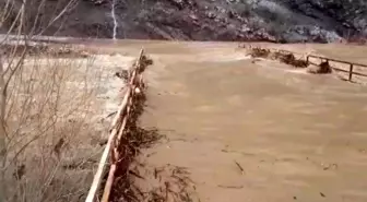 Adıyaman'da dere taştı, köprü suda kayboldu