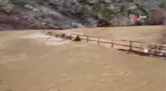 Adıyaman'da dere taştı, köprü suda kayboldu