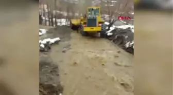 MUTKİ'DE SAĞANAK YAĞIŞ HASARA NEDEN OLDU