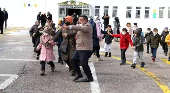 Vali ve belediye başkanı öğrencilerle birlikte deprem tatbikatına katıldı