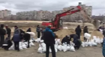 Zaporozhye'de halk kentin güvenliğine katkıda bulunmaya devam ediyor