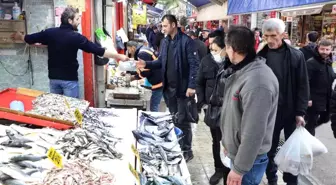 Balık tezgahlarında en çok rağbeti hamsi, istavrit ve mezgit görüyor