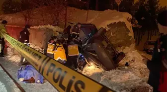 Kontrolden çıkan otomobilin istinat duvarına çarpması sonucu 4 kişi öldü