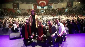 Ünlü pop sanatçısı Emre Aydın gazi şehirliler için konser verdi