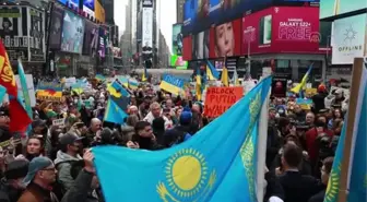 New York'un Times Meydanı'nda Rusya'nın Ukrayna saldırısı protesto edildi