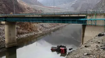 Virajı alamayan tır köprüden nehre düştü, sürücü baraj suları kapatılınca bulundu... O anlar kamerada