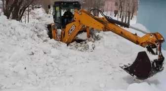 Yolu karla kapanan köydeki KOAH hastası için ekipler seferber oldu