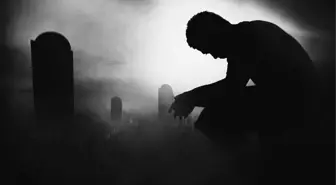 Mezarda yatan adamın kendisi olduğunu iddia etti! 1917'de savaş pilotu olarak ölüyor