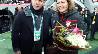 Emre Belözoğlu'ndan, Melis Özçiğdem'e jest