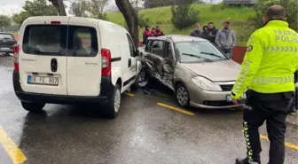 Hafif ticari araç ile otomobil çarpıştı: 1 ölü, 2 yaralı