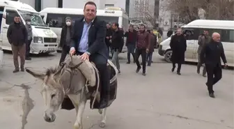 Akaryakıt fiyatlarını protesto eden Gelecek Partili ilçe başkanı eşekten düştü