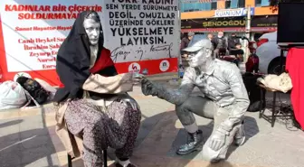 Kadınlar Gününe özel canlı heykel gösterisi