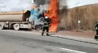 SEYİR HALİNDEKİ TIR ALEV ALDI, SÜRÜCÜ CANINI SON ANDA KURTARDI