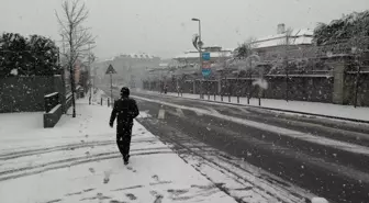 İstanbul'da Anadolu Yakasında kar yağışı etkisini sürdürüyor