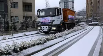 Kağıthane'de karla mücadele ekipleri günün ilk ışıklarıyla sahaya indi