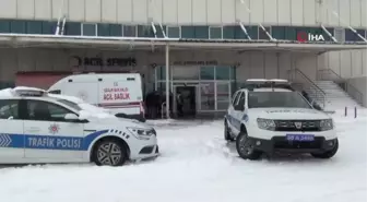 Kars'ta polis çocuğu kurtarmak için kendini aracın önüne attı