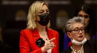 Antalya'da Rus Sözcü ile CNN muhabiri arasında 'Ukrayna' gerginliği: Zaharova telefonundan görüntü gösterdi, muhabir kafasını çevirdi!