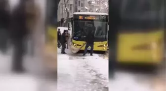 İstanbul'da karlı rampayı çıkamayan İETT otobüsünün altına halı serildi