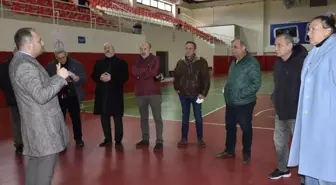 Karşıyaka Belediyesi Spor İşleri Müdürü bazı spor tesislerini gezerek incelemelerde bulundu