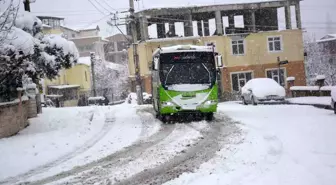 Kocaeli'de kar yağışı günlük yaşamı olumsuz etkiliyor