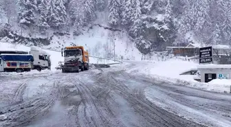 Trabzon-Bayburt karayolu kar nedeniyle ulaşıma kapandı