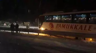 Yoldan çıkan otobüs bariyerlere çarptı