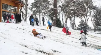 BEYKOZ'DA PARK VE SOKAKLARDA KAYAK PİSTİ OLDU